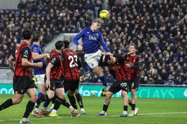 Everton 'dan Jarrad Branthwaite 10 Şubat 2026 tarihinde İngiltere' nin Liverpool kentindeki Hill Dickinson Stadyumu 'nda oynanan Premier League maçında kaleye doğru ilerliyor.