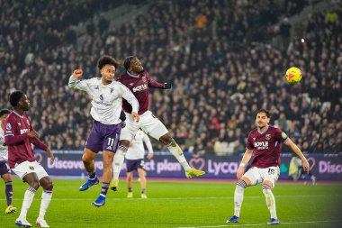 Manchester United takımından Joshua Zirkzee 10 Şubat 2026 'da Londra' daki Manchester United 'a karşı oynanan Premier League maçında kaleye doğru ilerliyor.