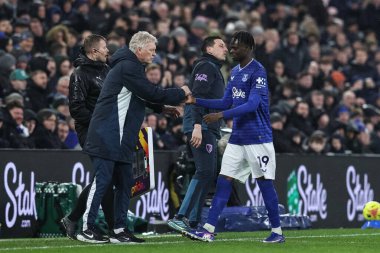 Everton 'dan David Moyes, Premier League maçında Everton' a karşı Bournemouth 'un 10 Şubat 2026' da Liverpool 'daki Hill Dickinson Stadyumu' nda yedeğe alınmasından sonra Everton 'lu Tyrique George' un elini sıkıyor.