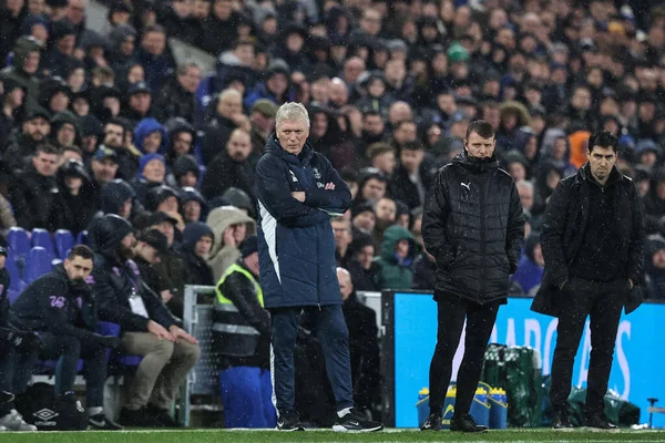 Everton 'ın David Moyes teknik direktörü, 10 Şubat 2026' da İngiltere 'nin Liverpool şehrindeki Hill Dickinson Stadyumu' nda oynanan Premier League maçında Everton - Bournemouth maçında bardaktan boşanırcasına yağmur yağmasını izliyor.