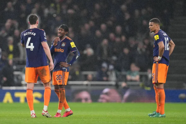 Newcastle United 'dan Anthony Elanga ve Newcastle United' dan Sven Botman, 10 Şubat 2026 tarihinde İngiltere 'nin başkenti Londra' daki Tottenham Hotspur Stadyumu 'nda oynanan Premier League maçında Tottenham Hotspur-Newcastle maçında karşı karşıya geldiler.