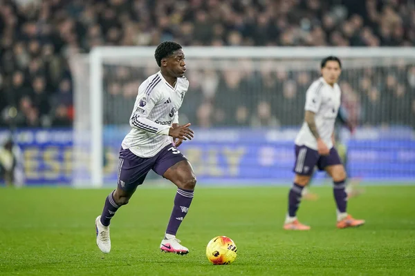 Manchester United takımından Kobbie Mainoo, Premier League maçında topu Londra 'daki Manchester United' a karşı 10 Şubat 2026 'da Londra Stadyumu' nda koştu.