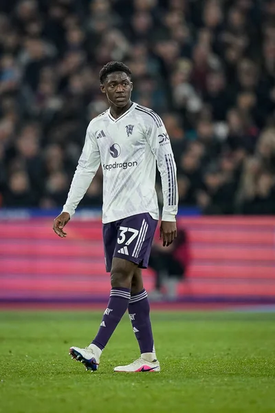 Manchester United 'dan Kobbie Mainoo Premier League maçı sırasında 10 Şubat 2026' da Londra 'daki Londra Stadyumu' nda West Ham United ile Manchester United karşı karşıya geldi.
