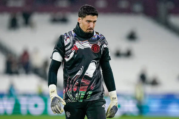 Manchester United kalecisi Altay Bayndr Premier League maçında 10 Şubat 2026 'da Londra, İngiltere' de oynanan Manchester United maçında ısınma turunda