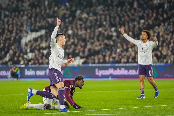 Manchester United takımından Benjamin Sesko, 10 Şubat 2026 tarihinde İngiltere 'nin Londra Stadyumu' nda oynanan Premier League maçında West Ham United ile Manchester United maçında 1-1 kazanma golünü kutluyor.
