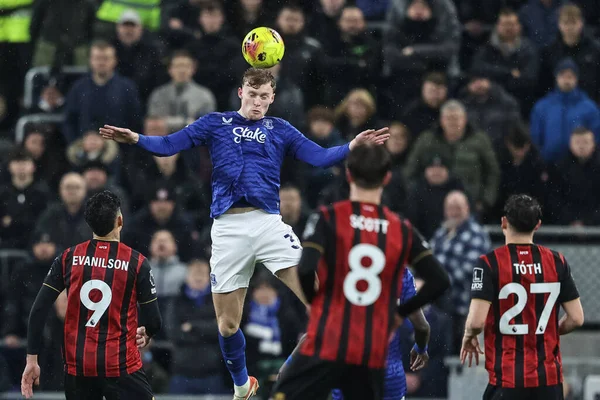 Everton 'dan Jarrad Branthwaite 10 Şubat 2026 tarihinde İngiltere' nin Liverpool kentindeki Hill Dickinson Stadyumu 'nda oynanan Premier League maçında Everton - Bournemouth maçında yüksek topu kazanmak için sıçradı.