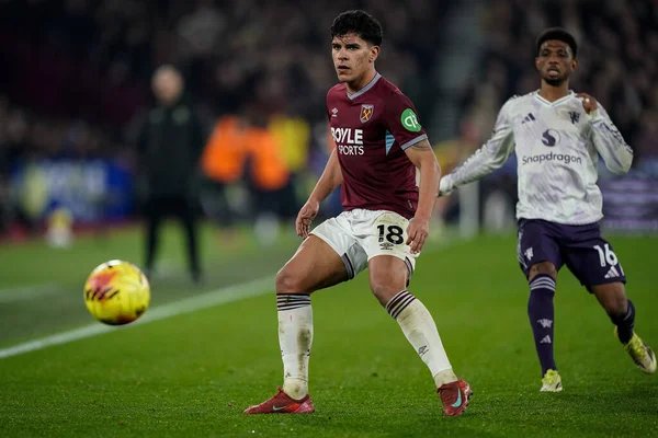 West Ham United takımından Mateus Fernandes, Premier League maçında topu 10 Şubat 2026 'da Londra' daki Manchester United 'a karşı Londra Stadyumu' nda kontrol ediyor.