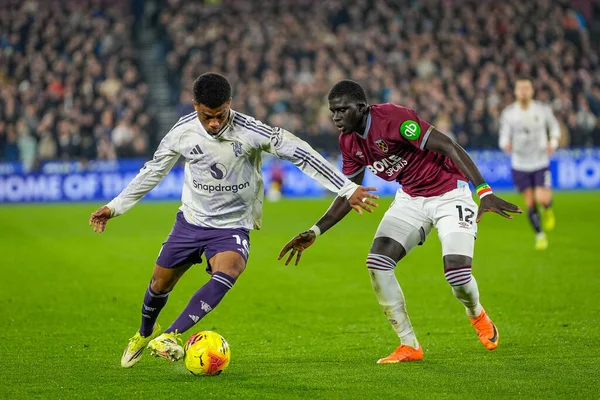 Manchester United takımından Amad Diallo, Premier League maçında Batı Ham United takımından El Hadji Malick Diouf ile 10 Şubat 2026 'da Londra' daki Londra Stadyumu 'nda Manchester United maçında top için mücadele etti.