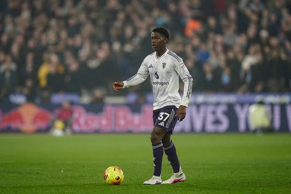 Manchester United 'dan Kobbie Mainoo Premier League maçı sırasında 10 Şubat 2026' da Londra 'daki Londra Stadyumu' nda West Ham United ile Manchester United karşı karşıya geldi.