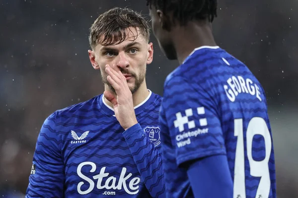 Everton 'dan Kiernan Dewsbury-Hall, İngiltere' nin Liverpool şehrinde bulunan Dickinson Stadyumu 'nda oynanan Premier League maçı sırasında Tyrique George' a talimat verir.