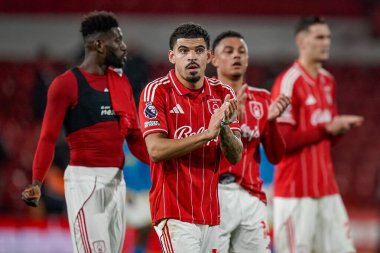 Nottingham Ormanı 'ndan Morgan Gibbs-White 11 Şubat 2026' da İngiltere 'nin Nottingham kentinde oynanan Premier League maçında Nottingham Forest' a karşı Wolverhampton Wanderers maçının son düdüğü çaldıktan sonra takımına liderlik ediyor ve taraftarları alkışlıyor.