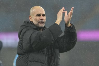 Manchester City 'nin Pep Guardiola teknik direktörü, 11 Şubat 2026 tarihinde Etihad Stadyumu' nda Manchester City Fulham 'a karşı oynanan Premier League maçında taraftarları alkışlıyor.