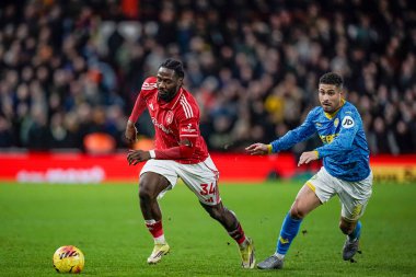 Nottingham Ormanı 'ndan Ola Aina 11 Şubat 2026' da İngiltere 'nin Nottingham şehrinde oynanan Premier League maçında Wolverhampton Wanderers' a karşı oynanan Nottingham Forest maçında Wolverhampton Wanderers 'dan Joao Gomes ile top mücadelesi veriyor.