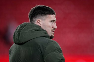 Wolverhampton Wanderers takımından Matt Doherty, 11 Şubat 2026 'da İngiltere' nin Nottingham şehrinde oynanan Premier League maçı Nottingham Forest 'a karşı Wolverhampton Wanderers maçından önce sahaya bakıyor.