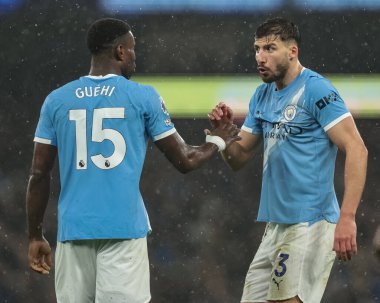 Manchester City 'den Ruben Dias, Manchester City ile Manchester City arasındaki Premier League maçı sırasında 11 Şubat 2026 tarihinde Etihad Stadyumu' nda Marc Guehi ile konuştu.