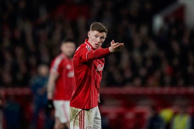 Nottingham Ormanı 'ndan Elliot Anderson, 11 Şubat 2026 tarihinde İngiltere' nin Nottingham şehrinde oynanan Premier League maçında Nottingham Forest, Wolverhampton Wanderers 'a karşı takım talimatlarını verir.