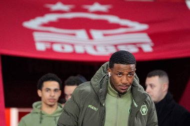 Wolverhampton Wanderers takımından Jackson Tchatchoua, 11 Şubat 2026 'da Nottingham Forest, Wolverhampton Wanderers' a karşı oynanan Premier Lig maçında sahaya teftiş etmek için çıktı.