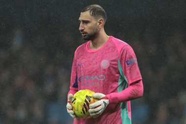 Manchester City kalecisi Gianluigi Donnarumma, Premier Lig maçında topu tutuyor. Manchester City, Etihad Stadyumu 'nda 11 Şubat 2026' da oynanan maçta.
