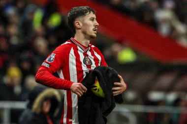 Sunderland 'dan Trai Hume, 11 Şubat 2026' da İngiltere 'nin Sunderland kentinde oynanan Premier League karşılaşmasında Liverpool' a karşı uzun bir atış yapmaya hazırlanıyor.
