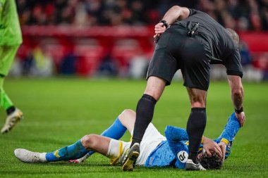 Hakem Tim Robinson, İngiltere 'nin Nottingham şehrinde 11 Şubat 2026 tarihinde oynanan Premier Lig maçında sakatlanan bir oyuncuya Nottingham Forest' a karşı Wolverhampton Wanderers maçında konuşma yaptı.