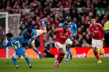 Nottingham Ormanı 'ndan Callum Hudson-Odoi, İngiltere' nin Nottingham şehrinde 11 Şubat 2026 'da oynanan Premier League maçında Wolverhampton Ormanı ile Wolverhampton Wanderers arasındaki karşılaşma sırasında Wolverhampton Wanderers' ın Angel Gomes 'a meydan okumasını önlemek için sıçradı.