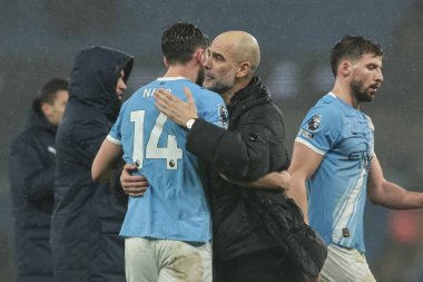 Manchester City 'nin Pep Guardiola teknik direktörü Manchester City ile Manchester City' nin 11 Şubat 2026 'da Etihad Stadyumu' nda oynanan Premier League maçında Nico Gonzalez 'i kucaklıyor.