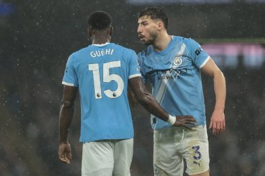 Manchester City 'den Ruben Dias, Manchester City' nin 11 Şubat 2026 'da Etihad Stadyumu' nda oynanan Premier League maçında Manchester City ve Fulham maçında Manchester City 'den Marc Guehi ile konuşuyor.