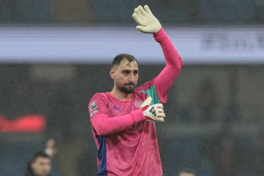 Manchester City kalecisi Gianluigi Donnarumma, 11 Şubat 2026 tarihinde Etihad Stadyumu 'nda Manchester City Fulham' a karşı oynanan Premier League maçında taraftarlara el sallıyor.