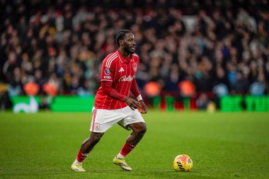 Nottingham Ormanı 'ndan Ola Aina, İngiltere' nin Nottingham şehrinde 11 Şubat 2026 tarihinde oynanan Premier League maçında Nottingham Forest, Wolverhampton Wanderers 'a karşı oynadığı maçta topu kontrol ediyor.