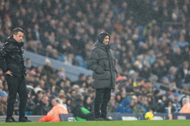 Manchester City 'nin Pep Guardiola teknik direktörü, 11 Şubat 2026 tarihinde Etihad Stadyumu' nda Manchester City Fulham 'a karşı oynanan Premier League maçına bakıyor.