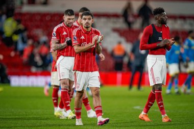 Nottingham Ormanı 'ndan Morgan Gibbs-White 11 Şubat 2026' da İngiltere 'nin Nottingham kentinde oynanan Premier League maçında Nottingham Forest' a karşı Wolverhampton Wanderers maçının son düdüğü çaldıktan sonra takımına liderlik ediyor ve taraftarları alkışlıyor.