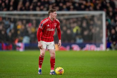 Nottingham Ormanı 'ndan Elliot Anderson 11 Şubat 2026' da İngiltere 'nin Nottingham şehrinde oynanan Premier League maçında Nottingham Forest, Wolverhampton Wanderers' a karşı serbest atış yapmaya hazırlanıyor.