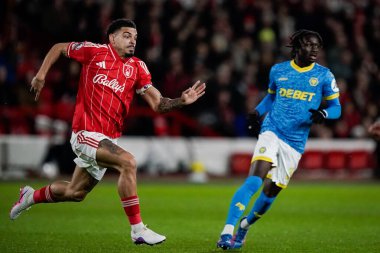Nottingham Ormanı 'ndan Morgan Gibbs-White, Nottingham Forest ile Wolverhampton Wanderers arasındaki Premier League maçında topu bastırıyor.