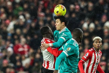 Liverpool 'dan Wataru Endo, 11 Şubat 2026' da İngiltere 'nin Sunderland kentinde oynanan Premier League karşılaşmasında Sunderland-Liverpool maçında yüksek topu kazanmak için sıçradı.