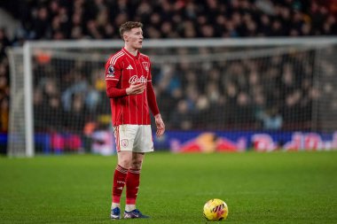 Nottingham Ormanı 'ndan Elliot Anderson 11 Şubat 2026' da İngiltere 'nin Nottingham şehrinde oynanan Premier League maçında Nottingham Forest, Wolverhampton Wanderers' a karşı serbest atış yapmaya hazırlanıyor.