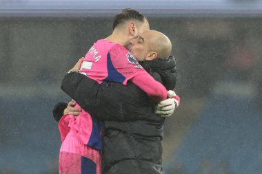 Manchester City kalecisi Gianluigi Donnarumma, Manchester City 'nin 11 Şubat 2026 tarihinde Etihad Stadyumu' nda Fulham 'a karşı oynadığı Premier League maçında Manchester City' nin Pep Guardiola teknik direktörünü kucaklıyor.