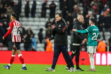 Sunderland takımının teknik direktörü Regis Le Bris, 11 Şubat 2026 'da İngiltere' nin Sunderland kentinde oynanan Premier League karşılaşmasında taraftarları alkışlıyor.