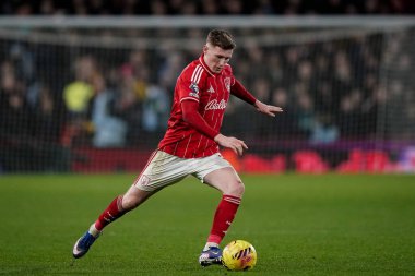 Nottingham Ormanı 'ndan Elliot Anderson 11 Şubat 2026' da İngiltere 'nin Nottingham şehrinde oynanan Premier League maçında Nottingham Forest, Wolverhampton Wanderers' a karşı serbest atış yapmaya hazırlanıyor.