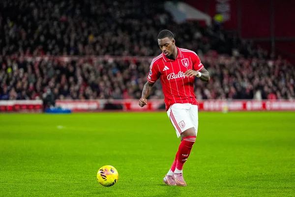 Nottingham Ormanı 'ndan Callum Hudson-Odoi, Nottingham Forest ile Wolverhampton Wanderers arasındaki Premier League maçında topu kontrol ediyor.