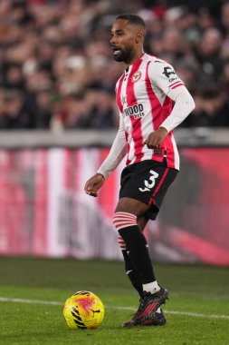 Brentford 'dan Rico Henry Premier Lig karşılaşmasında topla birlikte 12 Şubat 2026' da GTECH Community Stadyumu 'nda Brentford Arsenal' e karşı.