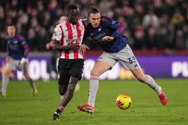 Arsenal 'den Riccardo Calafiori ve Brentford' dan Michael Kayode Premier Lig karşılaşmasında Brentford Arsenal 'e karşı GTECH Community Stadyumu, Londra, İngiltere