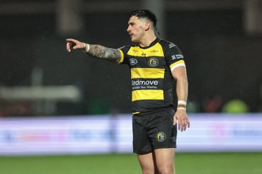 York Knights takımlarından Ata Hingano, 12 Şubat 2026 tarihinde İngiltere 'nin Lincoln kentinde oynanan Betfred Süper Lig Birinci Raundu maçında takım arkadaşlarına talimat verdi.