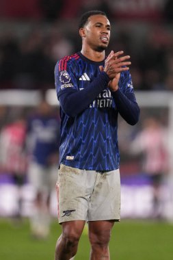 Gabriel of Arsenal Premier League maçı sırasında 12 Şubat 2026 'da GTECH Community Stadyumu' nda Brentford Arsenal 'e karşı.