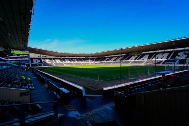 14 Şubat 2026 'da İngiltere' nin Pride Park Stadyumu 'nda oynanan Derby County - Swansea City maçında sahaya genel bir bakış ve duruş