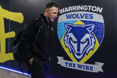 Warrington Wolves 'un menajeri Sam Burgess, 13 Şubat 2026 tarihinde Warrington, İngiltere' deki Halliwell Jones Stadyumu 'nda oynanan Warrington Wolves-St Helens maçında stadyuma geldi.