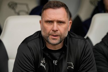 Derby County 'nin John Eustace teknik direktörü 14 Şubat 2026' da İngiltere 'nin Pride Park Stadyumu' nda oynanan Gökyüzü İddia Şampiyonası maçında Derby County ve Swansea City maçına bakıyor.