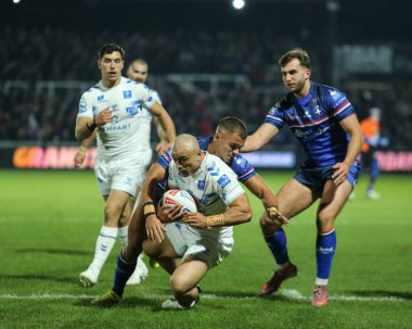 Toulouse Olympique 'den Paul Ulberg, 14 Şubat 2026' da Birleşik Krallık 'ın Wakefield kentindeki DIY Kitchens Stadyumu' nda oynanan Betfred Süper Lig 1. Raund karşılaşmasında Wakefield Trinity ile Toulouse Olympique maçında Corey Hall of Wakefield Trinity arasında mücadele etti.