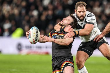 Bradford Bulls 'dan Joe Mellor, 14 Şubat 2026' da İngiltere 'nin Hull şehrindeki MKM Stadyumu' nda oynanan Betfred Süper Lig 1. Maçı 'nda Hull FC' den Aidan Sezer tarafından boynundan tutuldu.
