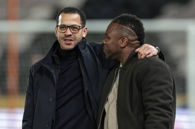 Liam Rosenior Chelsea 'nin teknik direktörü ve eski Hull City oyuncusu Aaron Mclean 13 Şubat 2026 tarihinde İngiltere' nin Hull şehrindeki MKM Stadyumu 'nda oynanan 4.