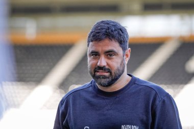 Swansea City 'nin Vitor Matos teknik direktörü, 14 Şubat 2026 tarihinde İngiltere' nin başkenti Derby Park Stadyumu 'nda oynanan Gökyüzü İddia Şampiyonası maçında oynanacak sahayı teftiş ediyor.